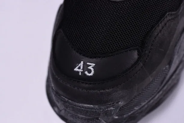 BalenciagaWMNS Vintage Triple S Trainers - Triple Black Distressed
