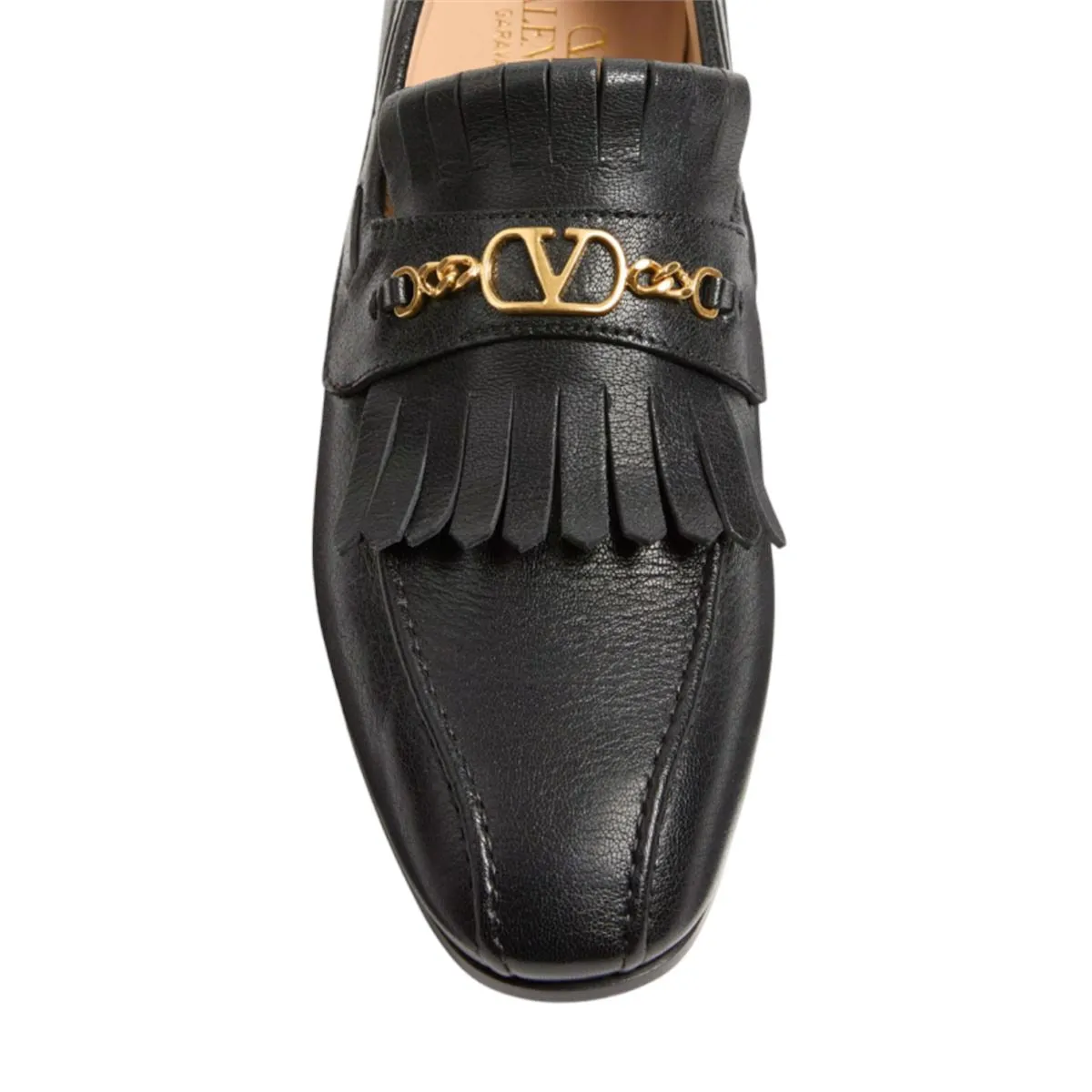 MOCCASINS WITH GOLD V LOGO SIGNATURE AND FRINGES.