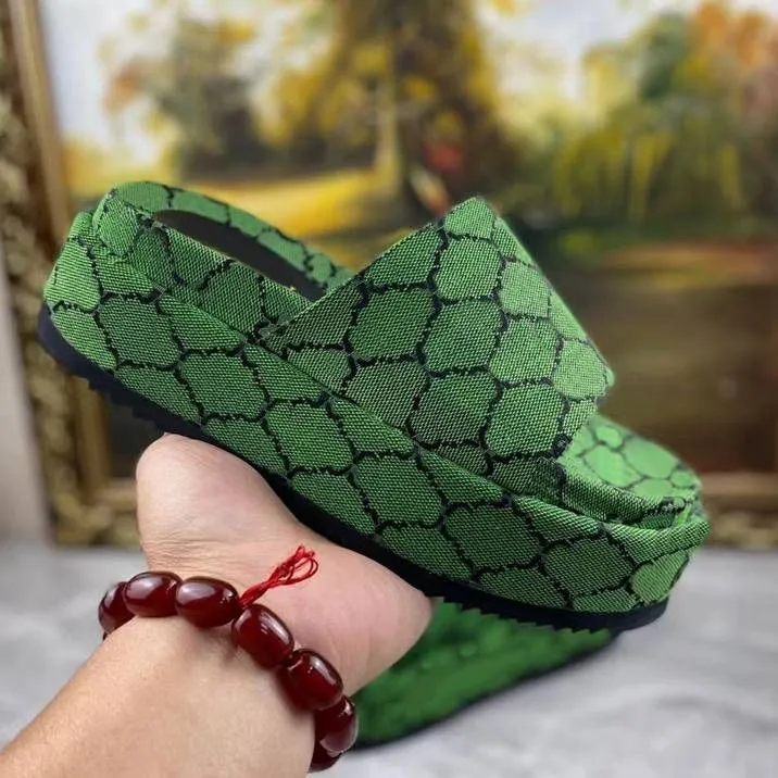 Slide Designer Women Embossed Macron Sandals Men Slippers Flip Flops Luxury Flat Thick Bottom Embroidery Printed classic retro Jelly Rubber High Heel Hot size 35-45
