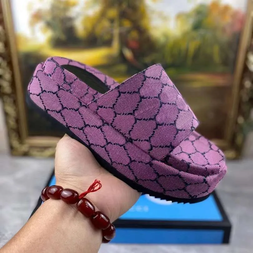 Slide Designer Women Embossed Macron Sandals Men Slippers Flip Flops Luxury Flat Thick Bottom Embroidery Printed classic retro Jelly Rubber High Heel Hot size 35-45