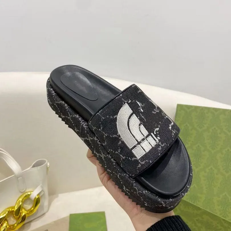 Slide Designer Women Embossed Macron Sandals Men Slippers Flip Flops Luxury Flat Thick Bottom Embroidery Printed classic retro Jelly Rubber High Heel Hot size 35-45