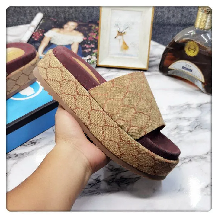 Slide Designer Women Embossed Macron Sandals Men Slippers Flip Flops Luxury Flat Thick Bottom Embroidery Printed classic retro Jelly Rubber High Heel Hot size 35-45
