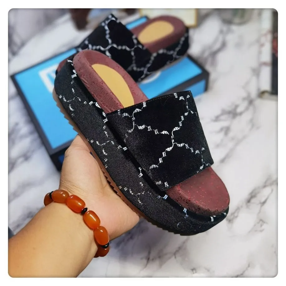 Slide Designer Women Embossed Macron Sandals Men Slippers Flip Flops Luxury Flat Thick Bottom Embroidery Printed classic retro Jelly Rubber High Heel Hot size 35-45