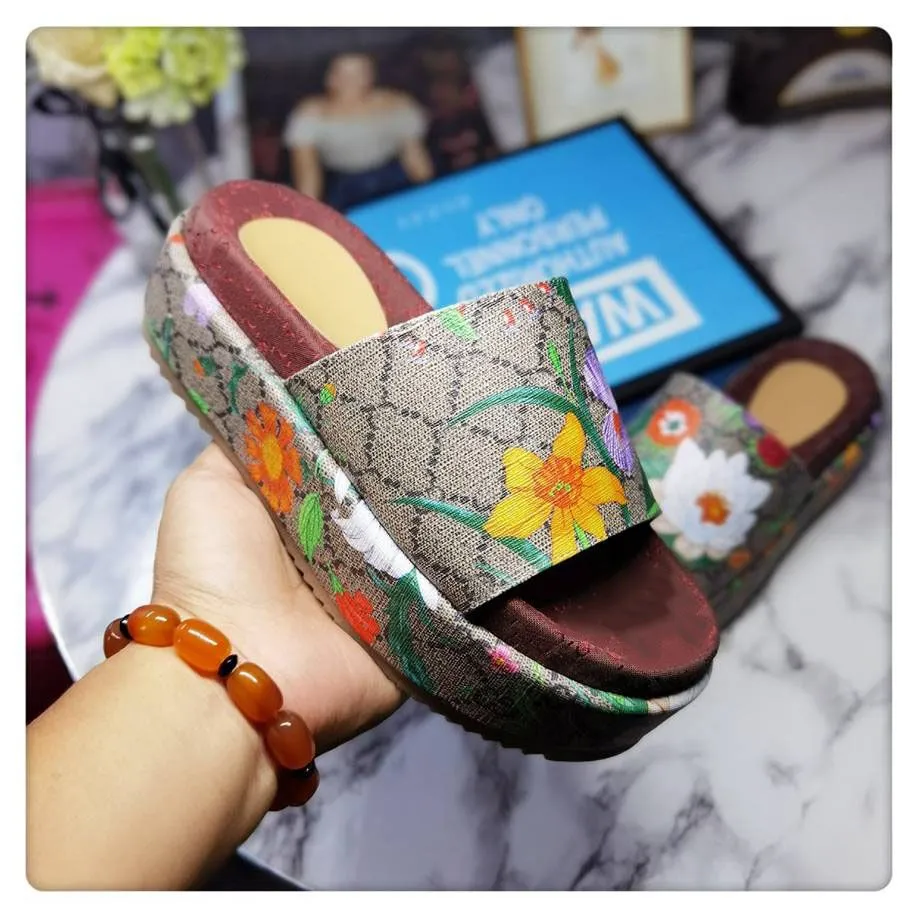 Slide Designer Women Embossed Macron Sandals Men Slippers Flip Flops Luxury Flat Thick Bottom Embroidery Printed classic retro Jelly Rubber High Heel Hot size 35-45