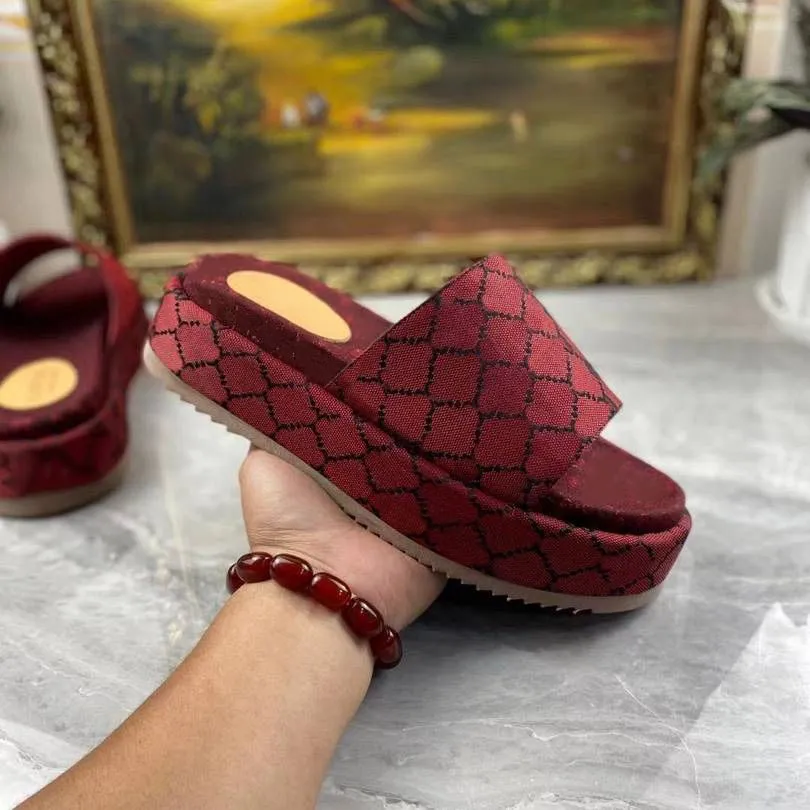 Slide Designer Women Embossed Macron Sandals Men Slippers Flip Flops Luxury Flat Thick Bottom Embroidery Printed classic retro Jelly Rubber High Heel Hot size 35-45